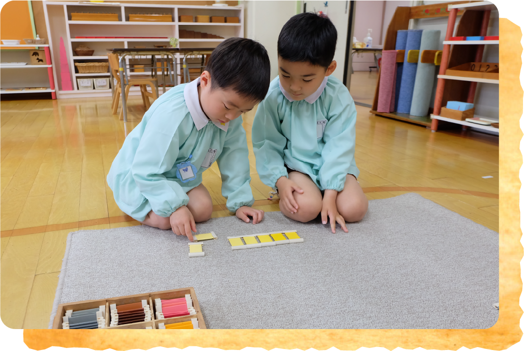モンテッソーリ教具を使う園児たち